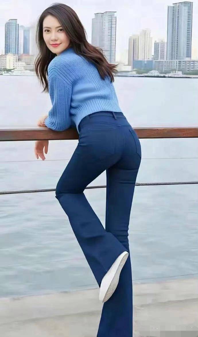 高圆圆牛仔裤演绎背影风情!翘臀与简约穿搭,碰撞出优雅时髦火花