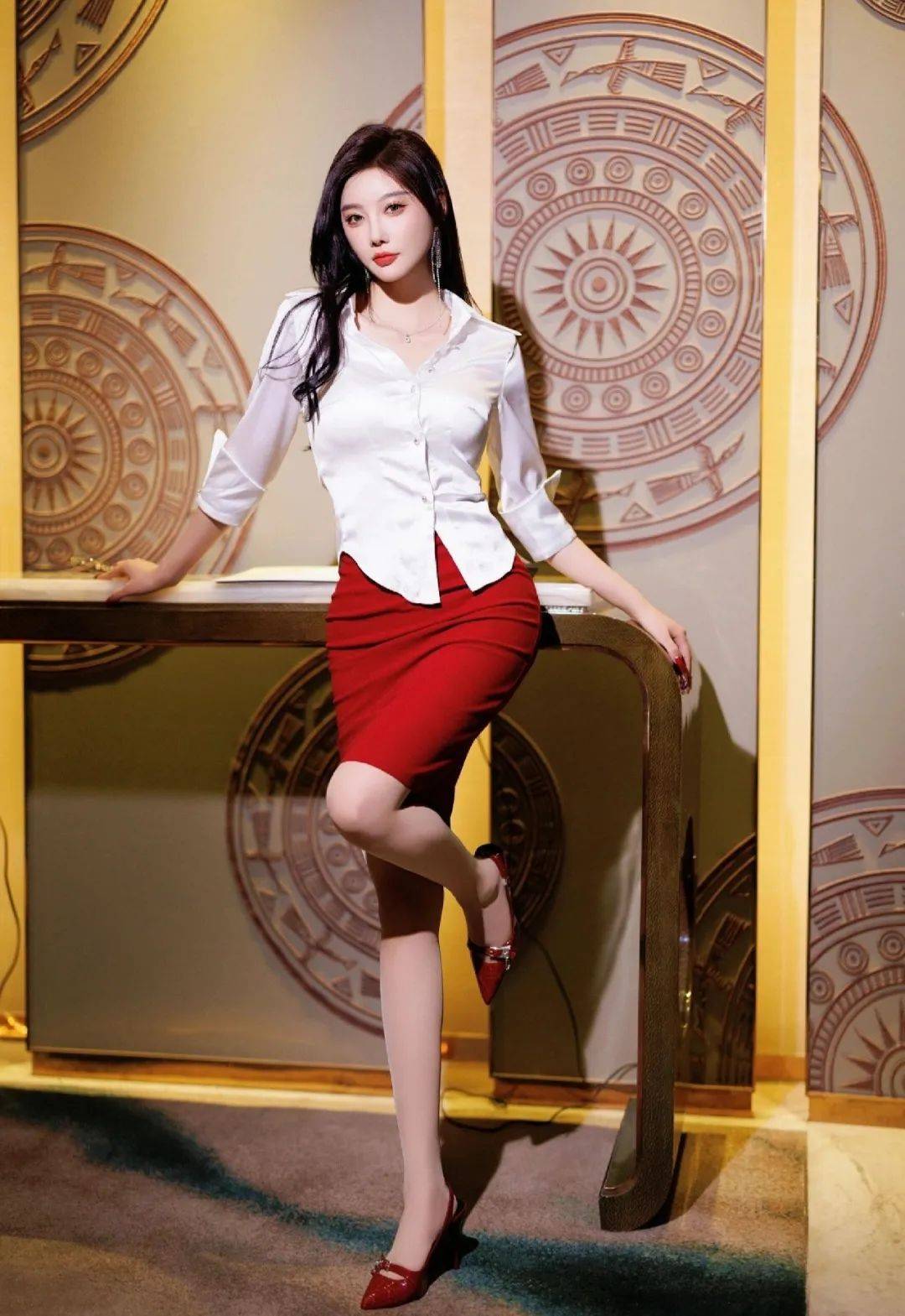 白色七分袖衬衫红色包臀短裙肉色丝袜红色尖头高跟鞋,职场时尚新典范