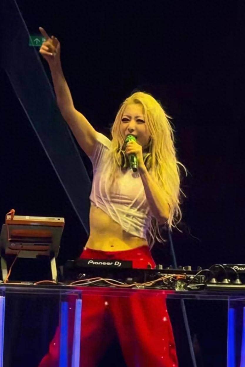 逆龄狂潮,郑秀文一首《眉飞色舞》嗨翻全场,用舞台冲破界限