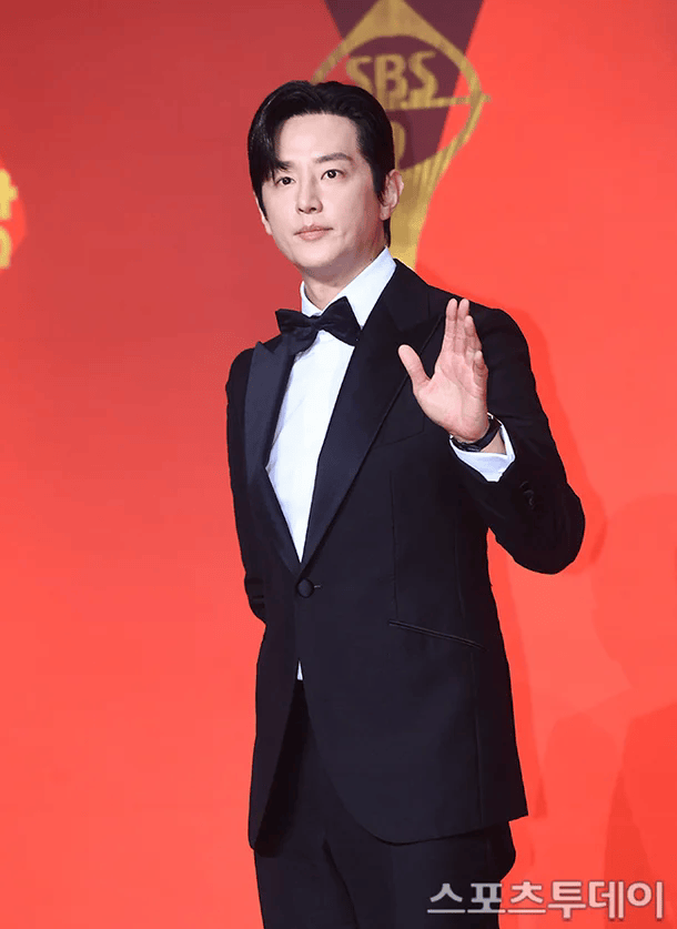 43岁韩国知名男星,将于24日举行婚礼,未婚妻是非艺人 插图1 43岁韩国知名男星,将于24日举行婚礼,未婚妻是非艺人 插图1