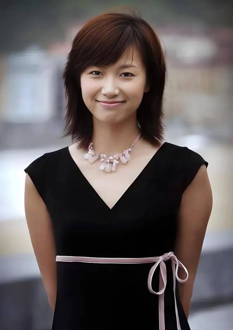 "风流才女"徐静蕾,住美国豪宅,身材发福,51岁有伴侣但不结婚