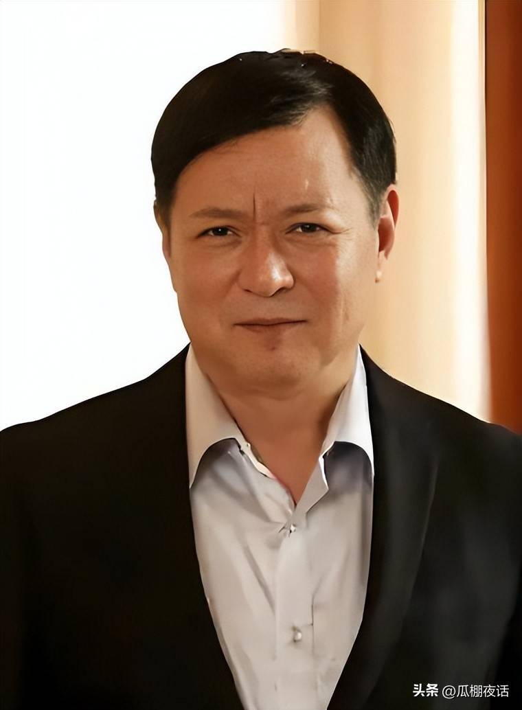 67岁迟志强罕见现身,在杜旭东别墅用膳,茅台成箱喝的脸都红了