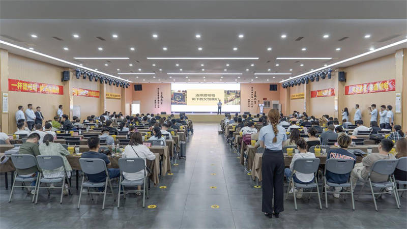 甜蜜的拉拉可能会喝促销会议：加入特许经营，