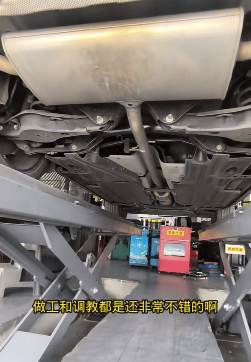 近日,网上有一用户将开了五年的领克01架起来看底盘,这一行为本身就是