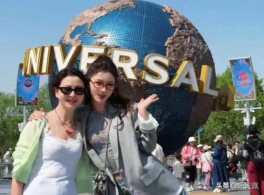 张予曦和57岁妈妈一起逛环球影城,似姐妹,妈妈常年陪伴进组做饭