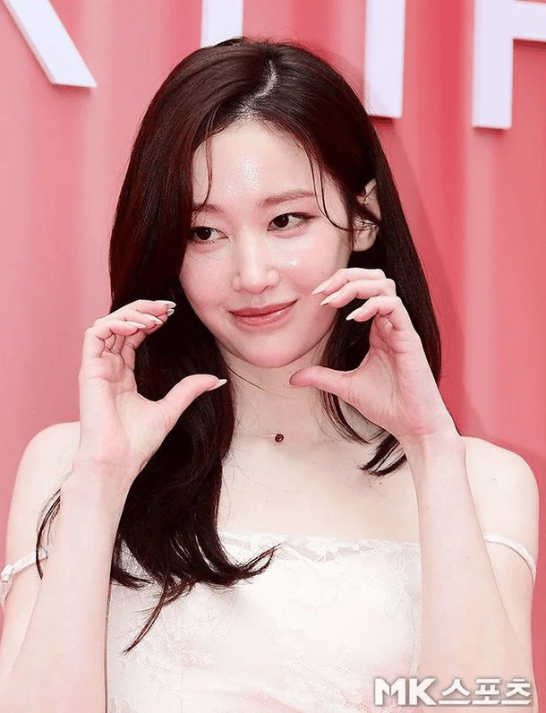 韩国知名女星亮相红毯,白色迷你裙引关注插图2 韩国知名女星亮相红毯,白色迷你裙引关注插图2
