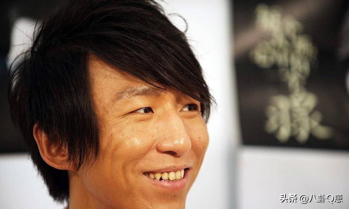 娱乐圈中,资源与背景常常决定着成败,而陈羽凡的家庭背景也极为显赫