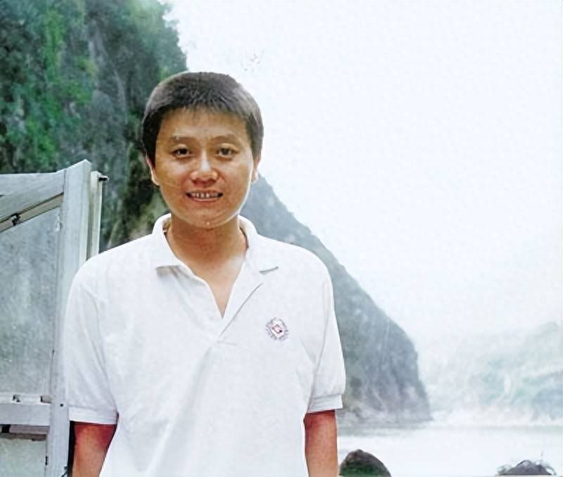 王朔现状:67岁满脸沧桑很显老,一个人独居别墅,单身生活很落寞