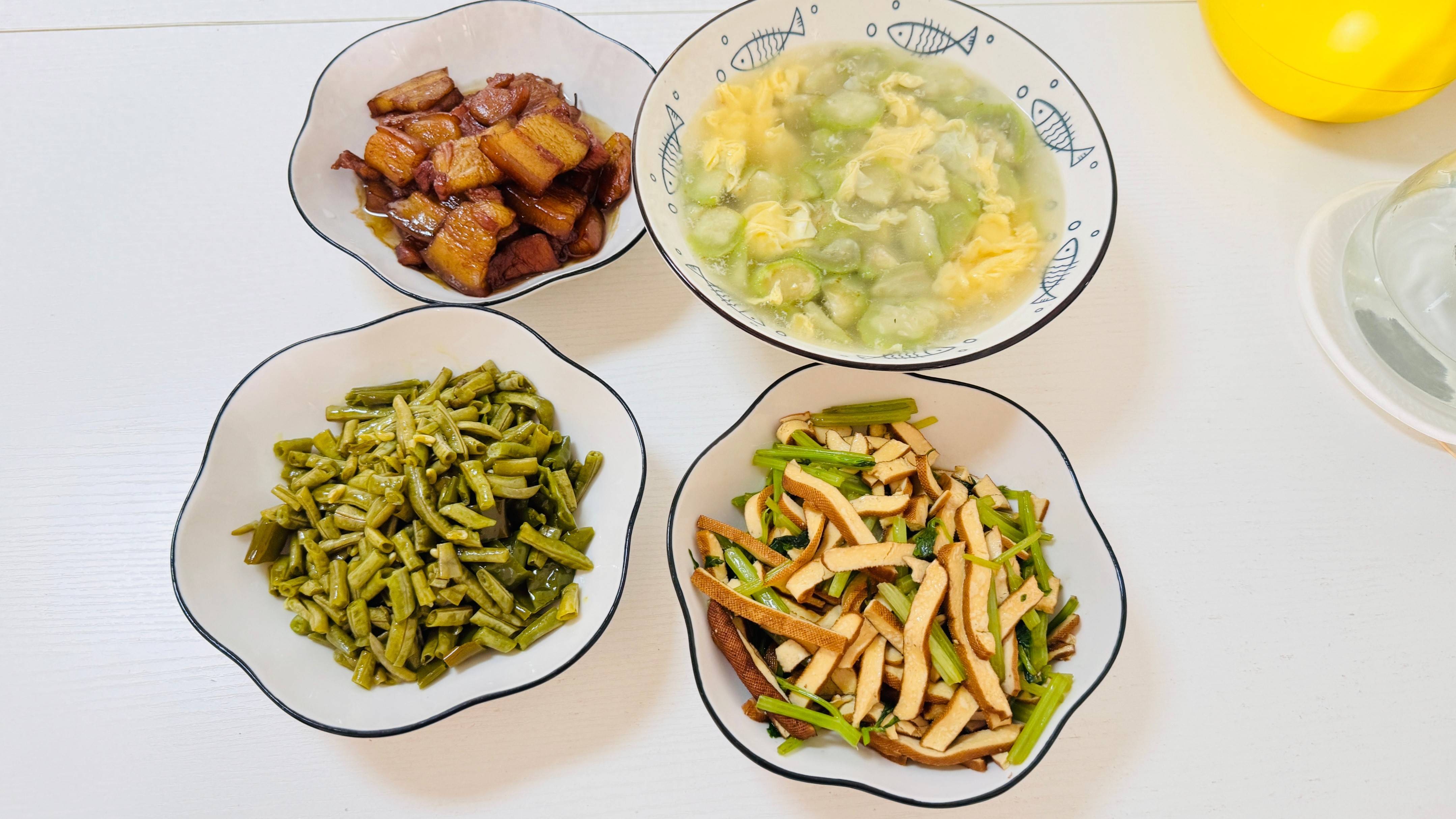 我最近喜欢炖猪肉，肉菜和腌蔬菜。真漂亮