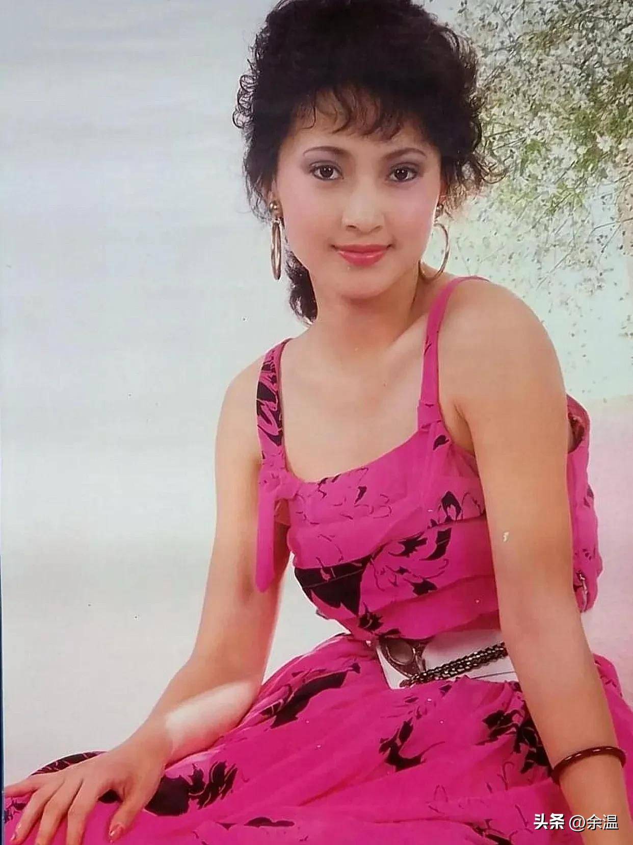 她是80年代的挂历女神,红极一时却在巅峰时隐退,如今怎样了