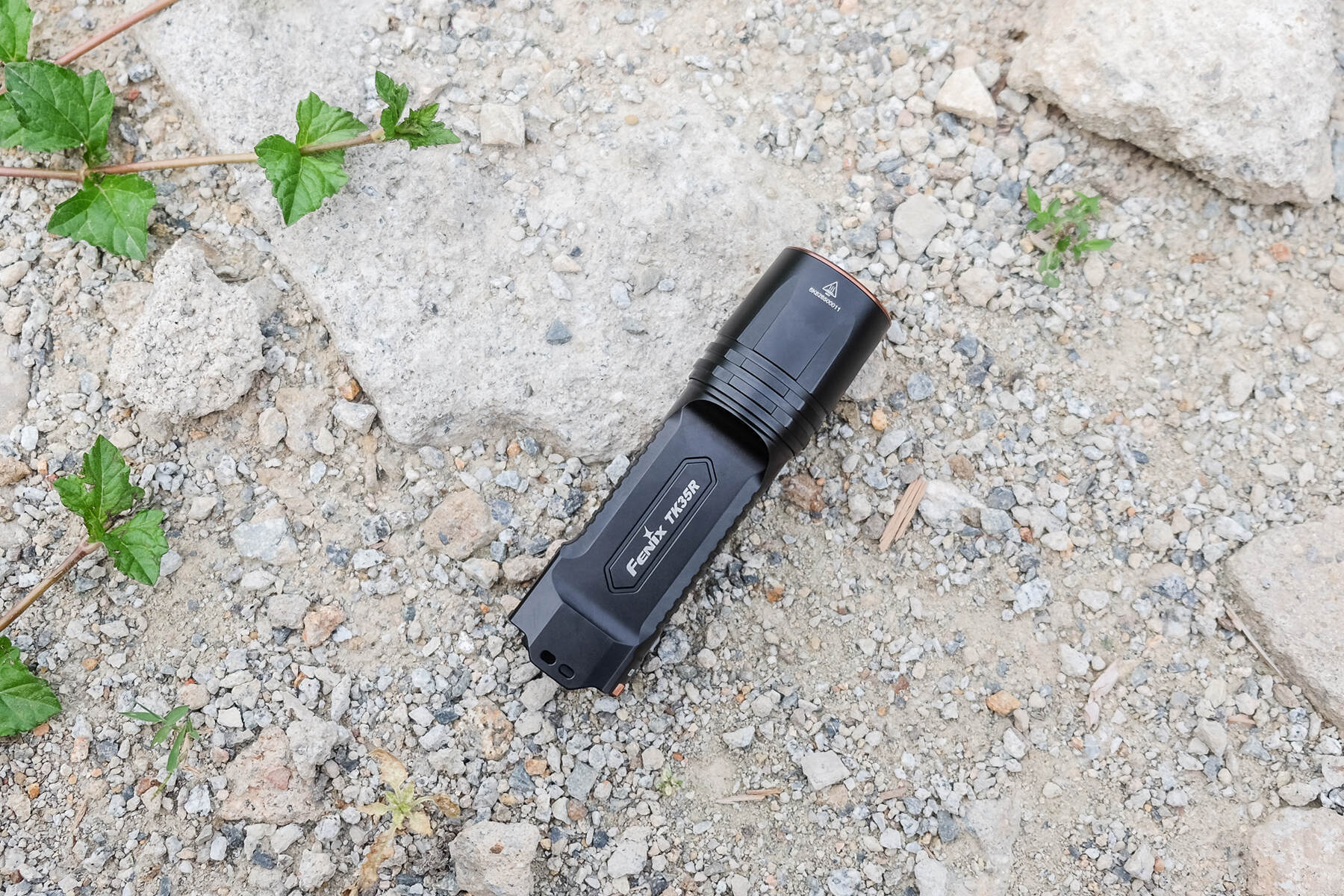 碾压级亮度，5800流明+610米远射程，这款战术手电让黑夜无所遁形