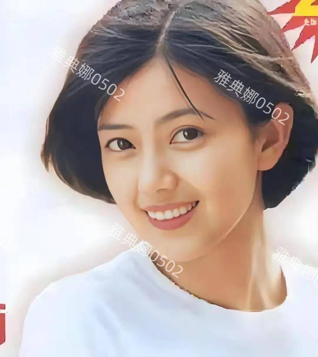 作为一个天然美女她的美丽历久弥新即使到了45岁依然焕发着迷人的
