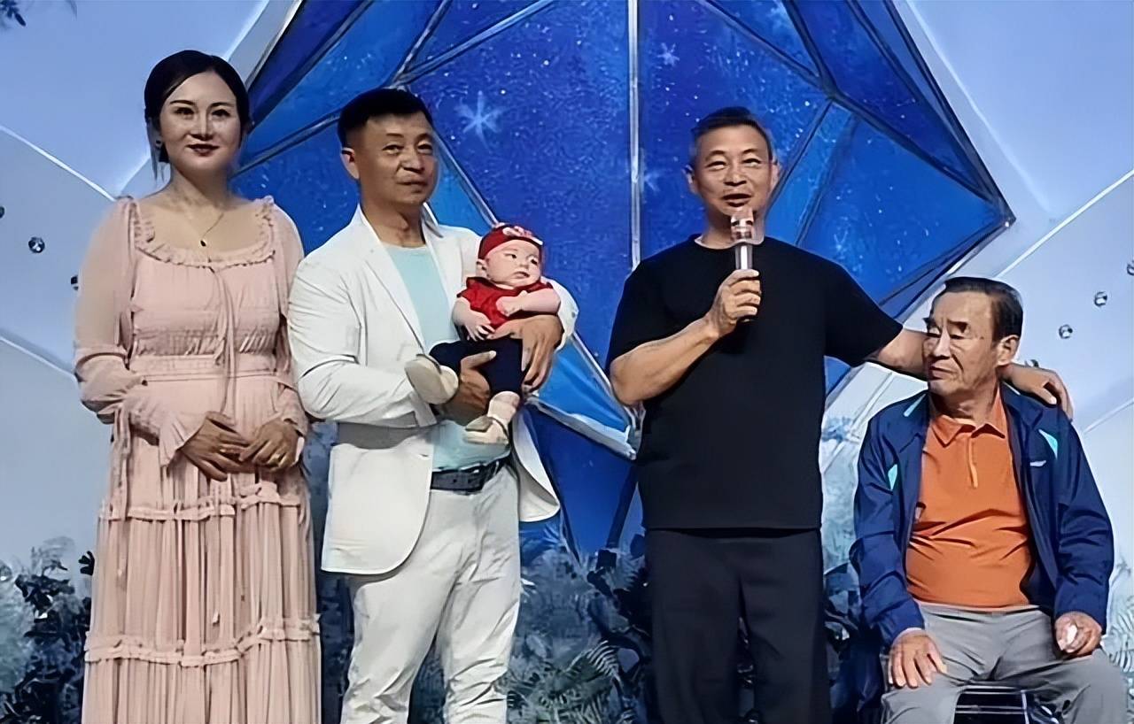 51岁李大双携百天儿子聚会!李宁刘璇现身,发言疑讽前妻不生孩子