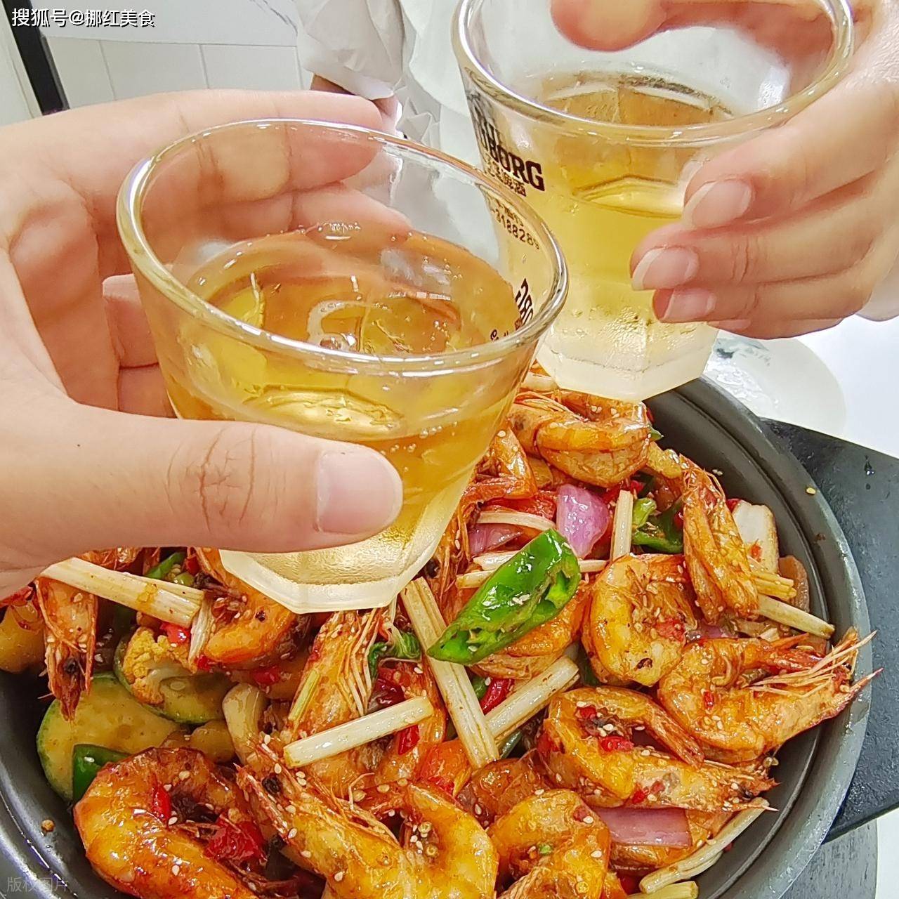 虾煮的啤酒，3个步骤，完成自杀晚餐，新鲜和香