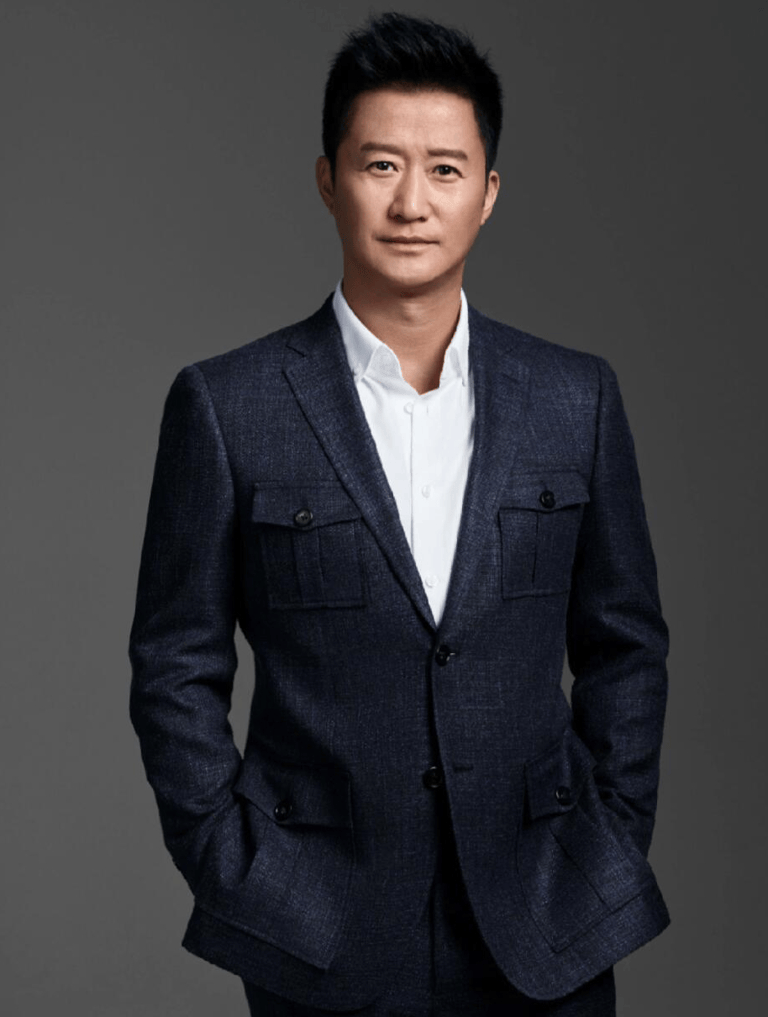 吴京环塔翻车后报平安,51岁硬汉不完美表现为何获好评