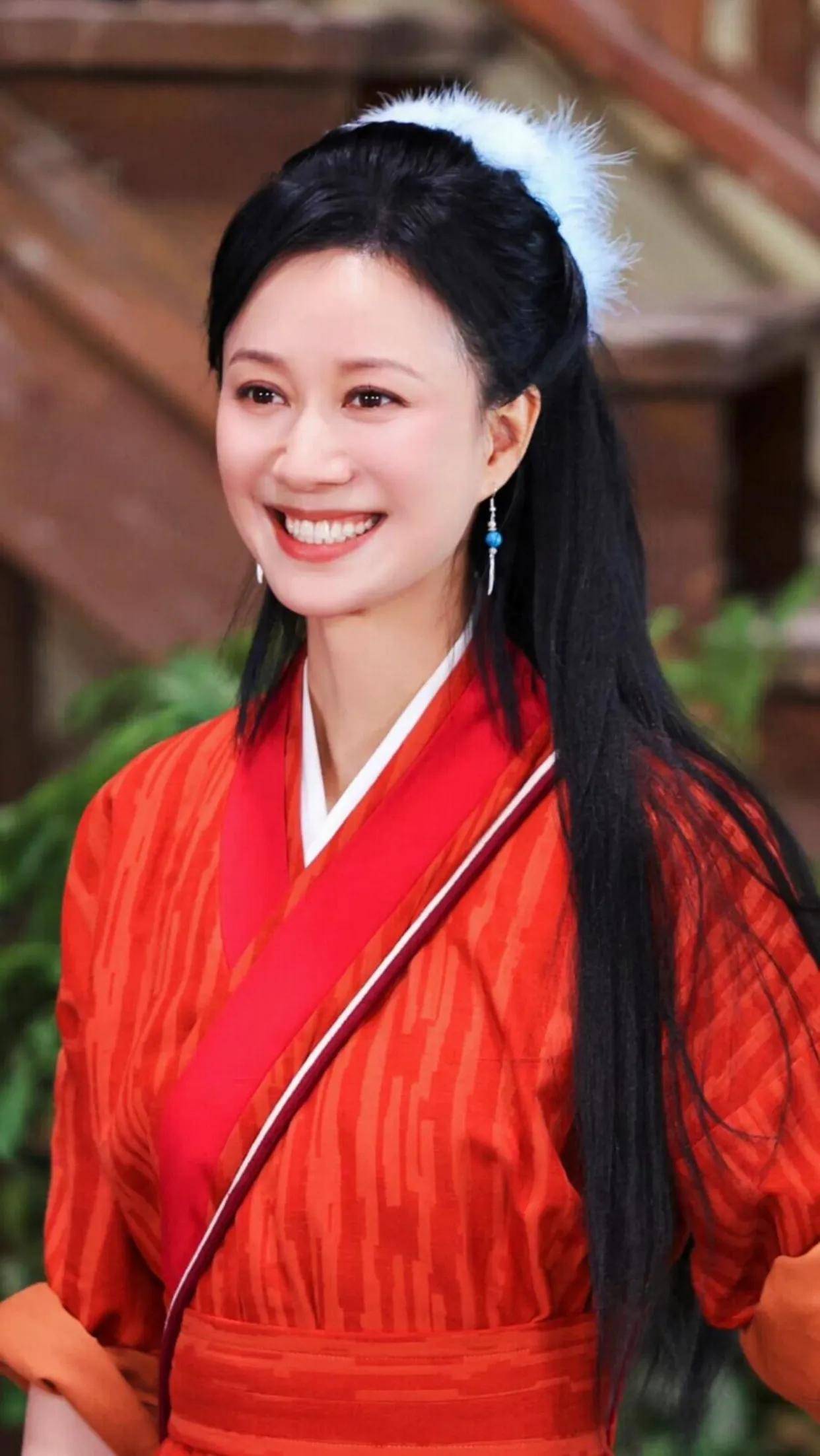 同济大学毕业,中国内地影视女演员,荣获"全国十大广告模特明星"