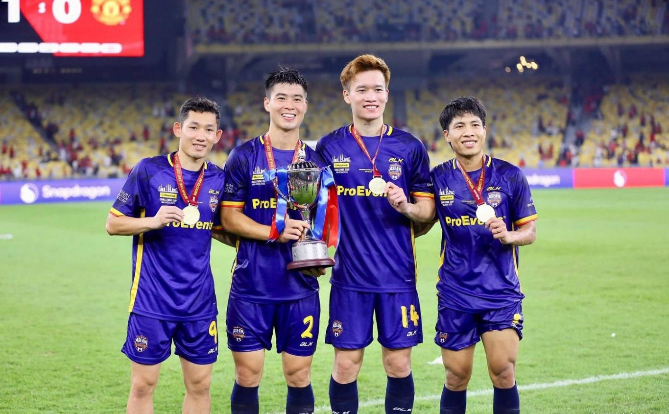 越南中场阮海龙在对阵曼联的比赛中获得球迷和媒体的赞扬