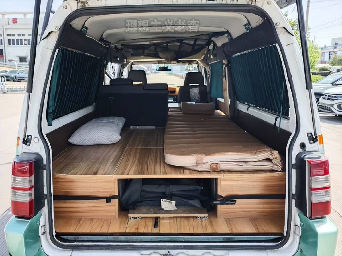 简单实用给力,东南得利卡改装床车自驾游,大面包设计露营车旅行