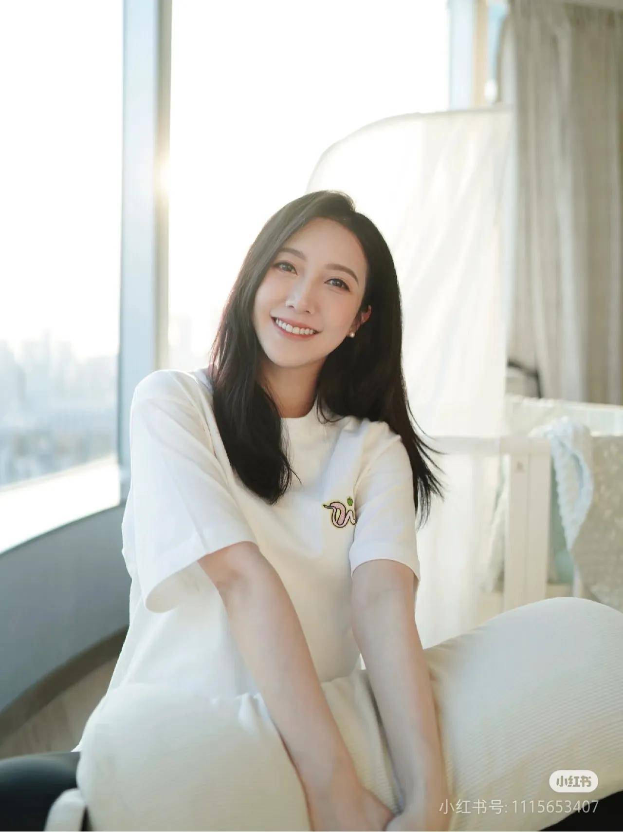 何依婷晒出自我最新写真照