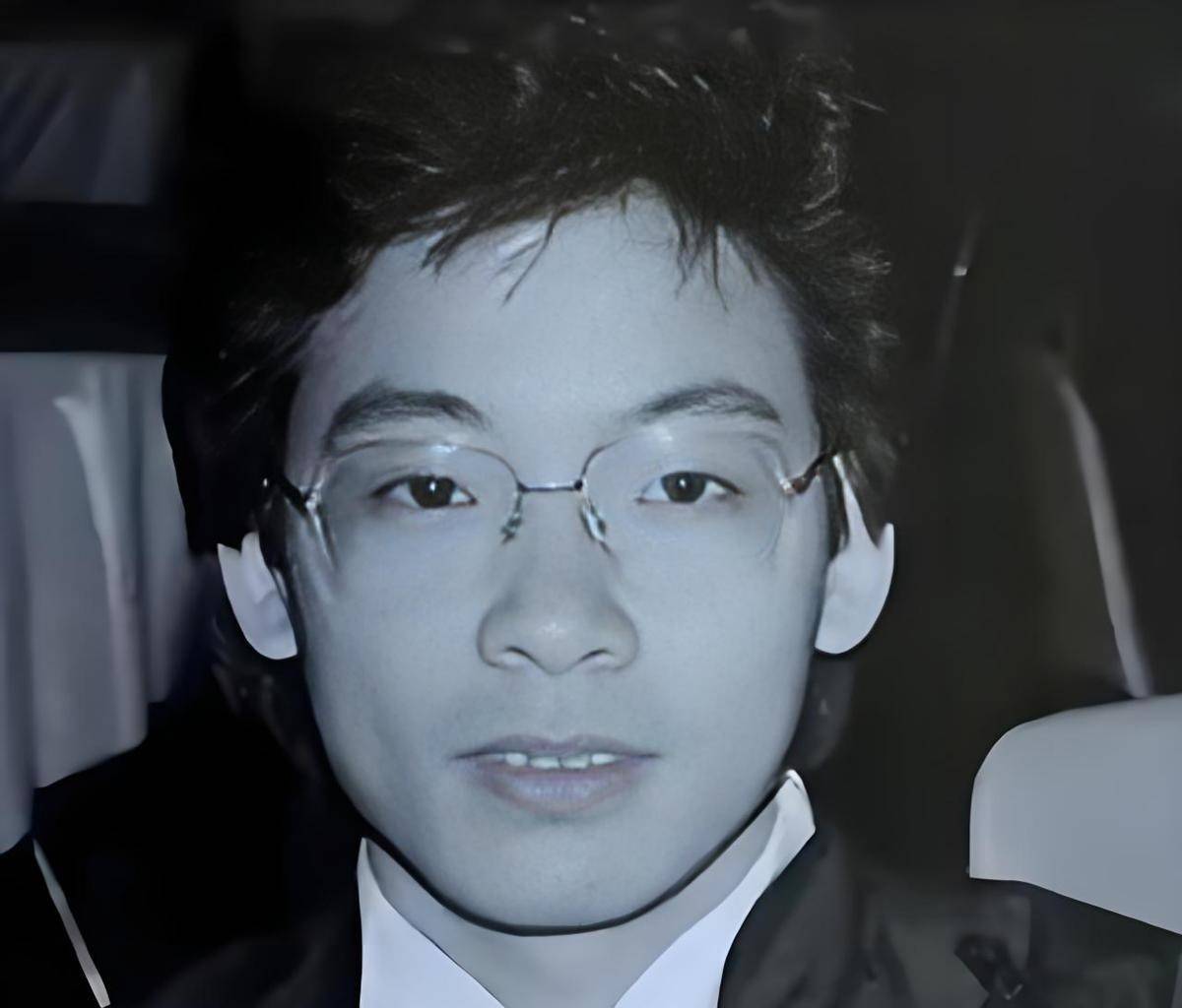 张明敏年近60,容貌大变,网友几乎认不出,独子能否接班?