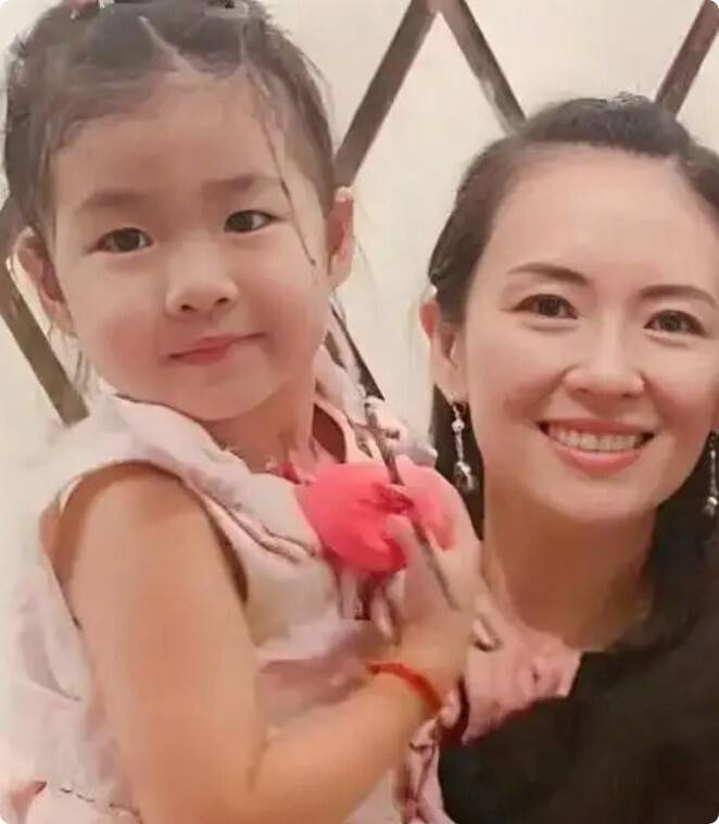 章子怡女儿近照曝光,这长相简直神似老妈,未来星途要起飞?