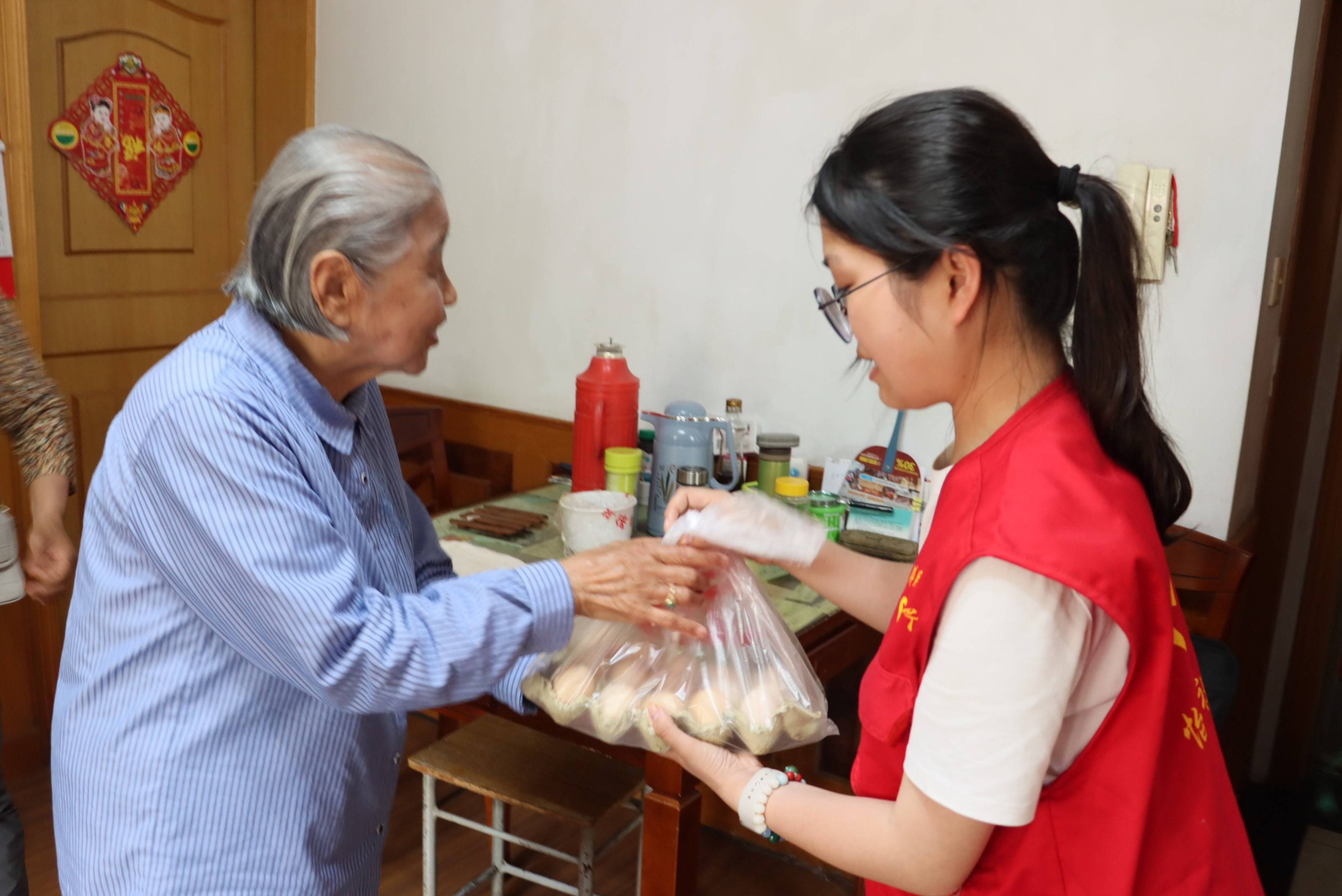 "康邻有我"青年志愿者爱心鸡蛋送上门,情暖耄耋