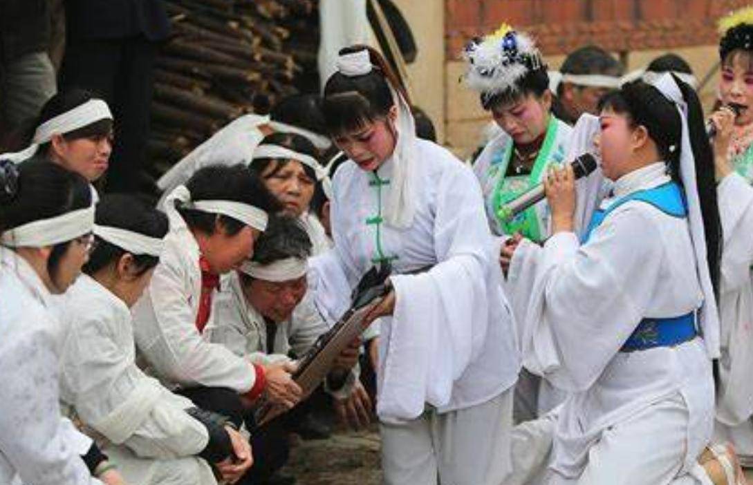 中国丧葬文化中,"七七丧俗"并非没有依据,头七五七是有说法的