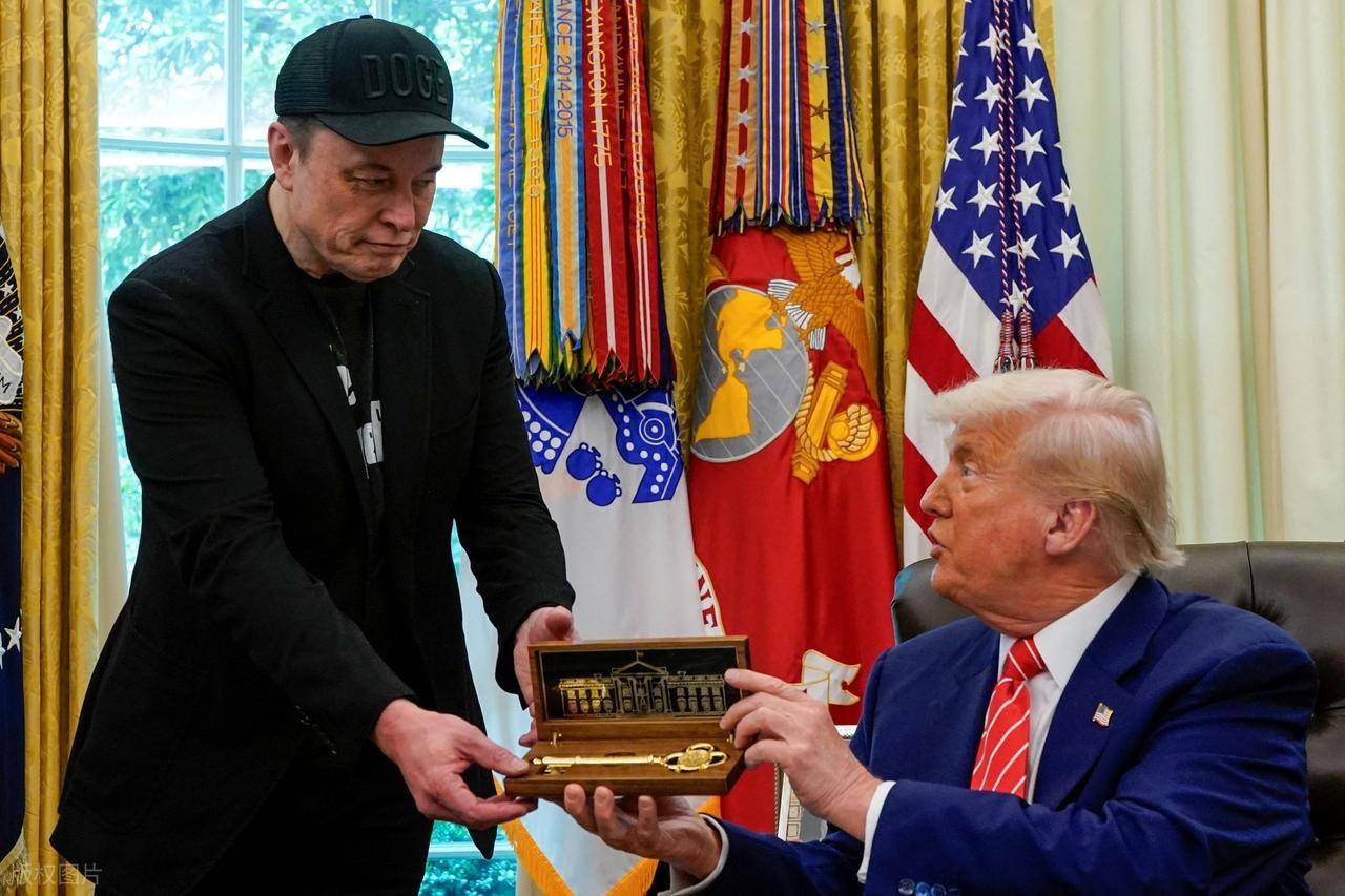 马斯克结束政府任职，眼带淤青参加告别会，离职前曾透露真实想法_搜狐网