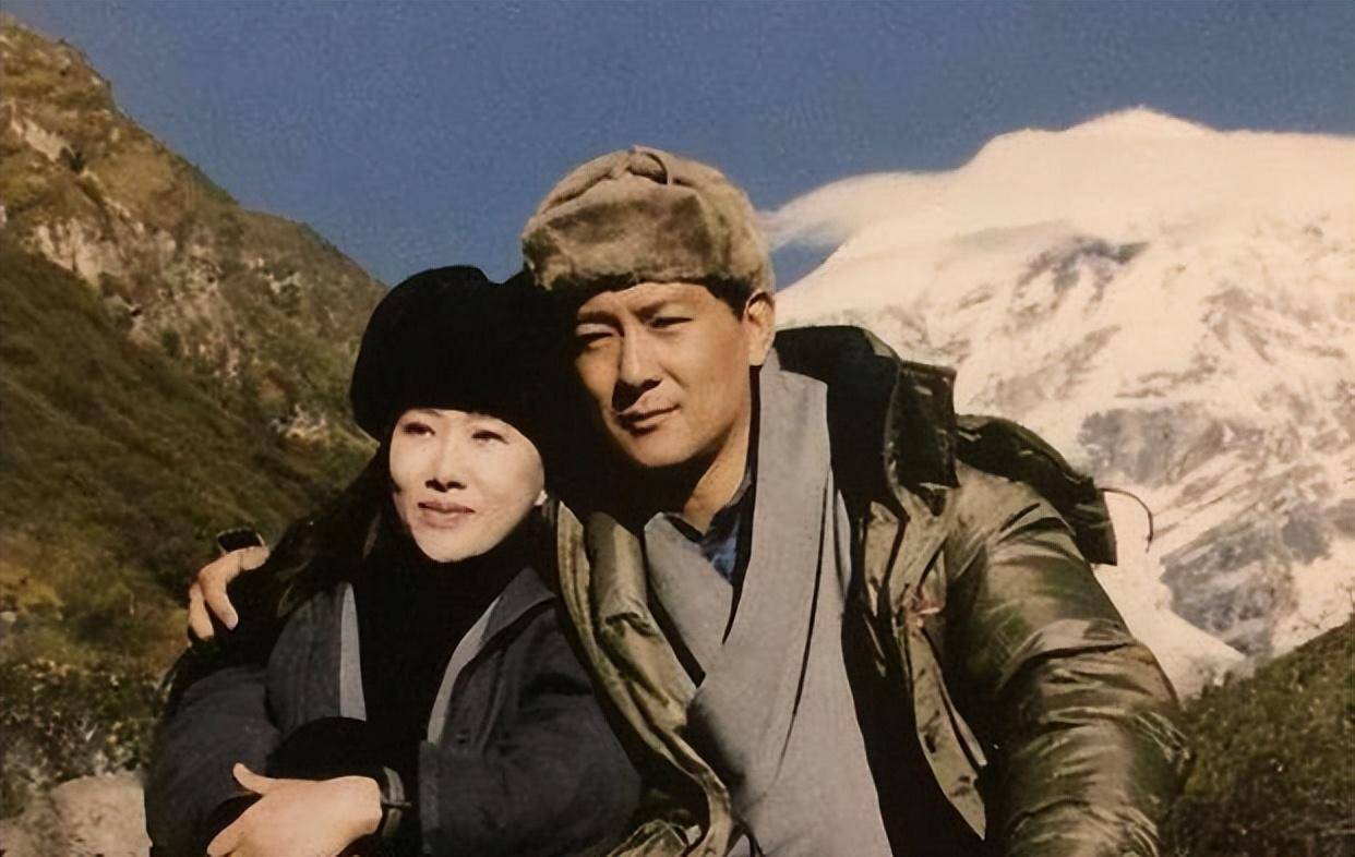 米體：佩德羅讓8歲兒子戴頭飾+穿吊帶連衣裙，被批過(guò)度女性化