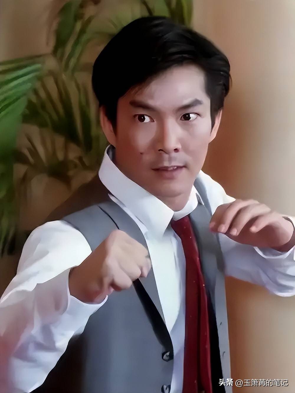 68岁元彪香港聚餐, 喝茅台抽高希霸, 和牛美食尽享生活