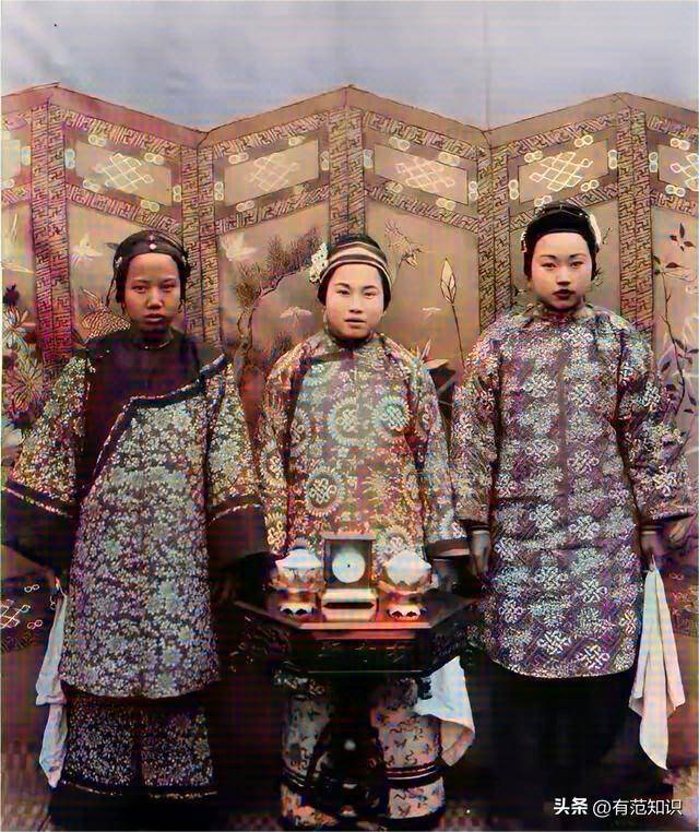 ai修复晚清老照片:四格格身高170cm漂亮可人,风尘女陪客人打牌