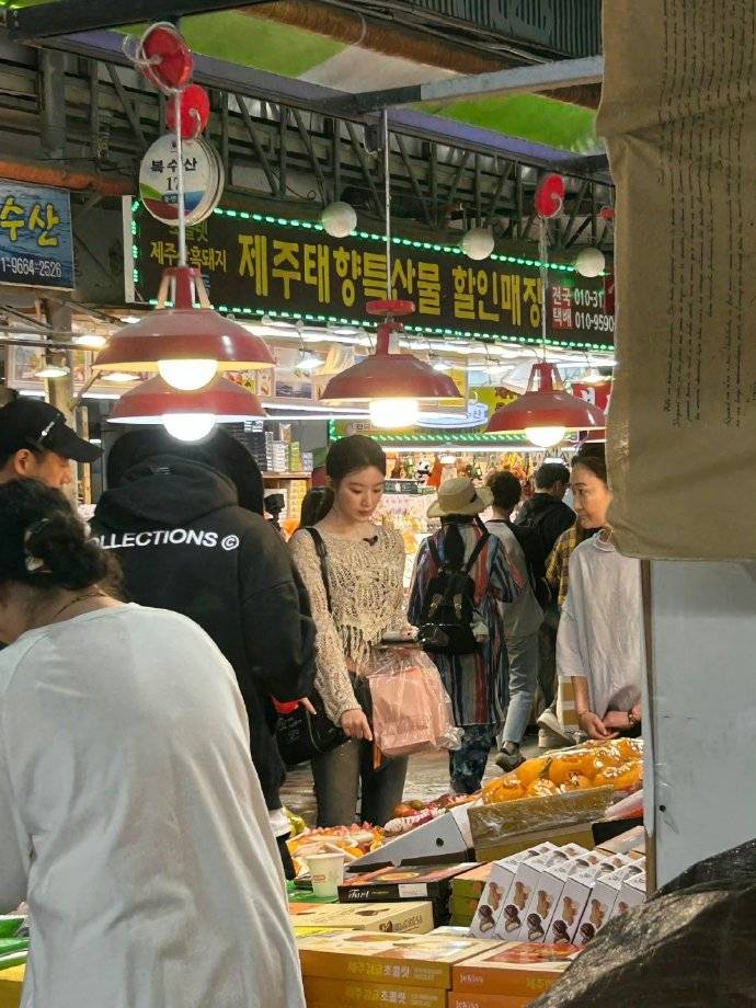 济州岛偶遇叶舒华登上热搜，网友：“女团门面名副其实” 插图7