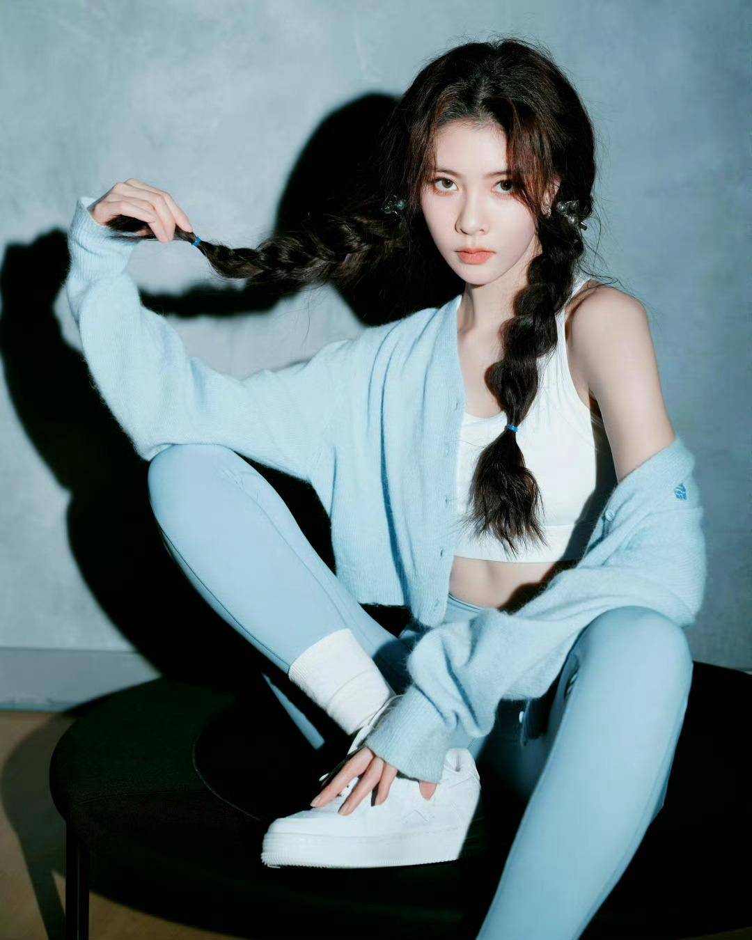 宋妍霏运动风大片秀腰臀比,29 岁状态能打十年