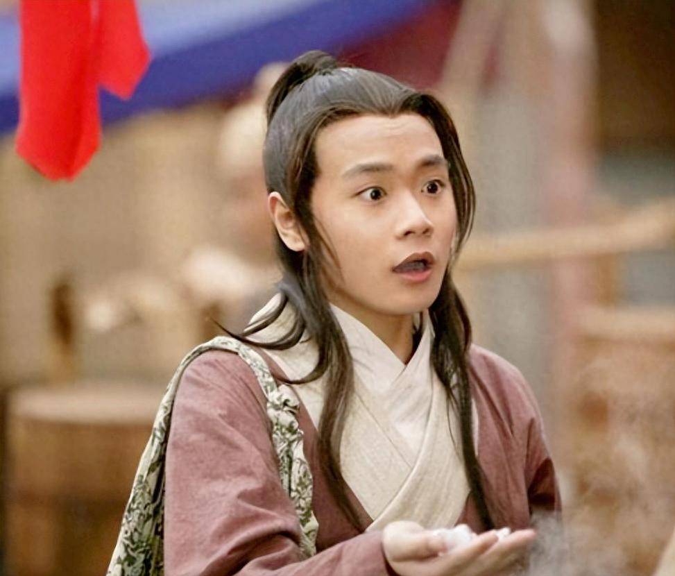 17岁成名,低谷与蓝盈莹分手,现凭配角角色重回巅峰