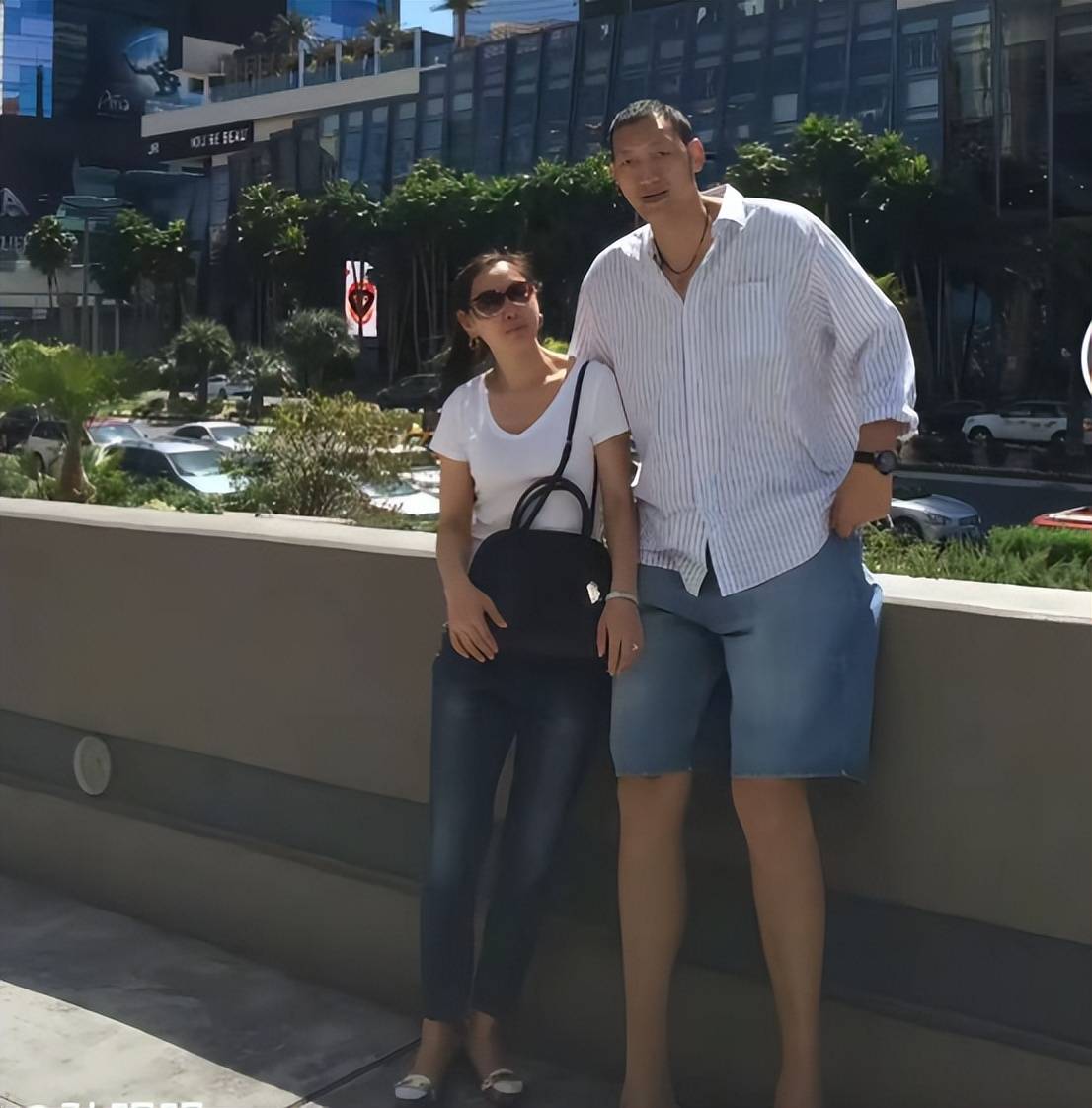 2米36孙明明现状:进娱乐圈,开训练营,娶1米8妻子很幸福