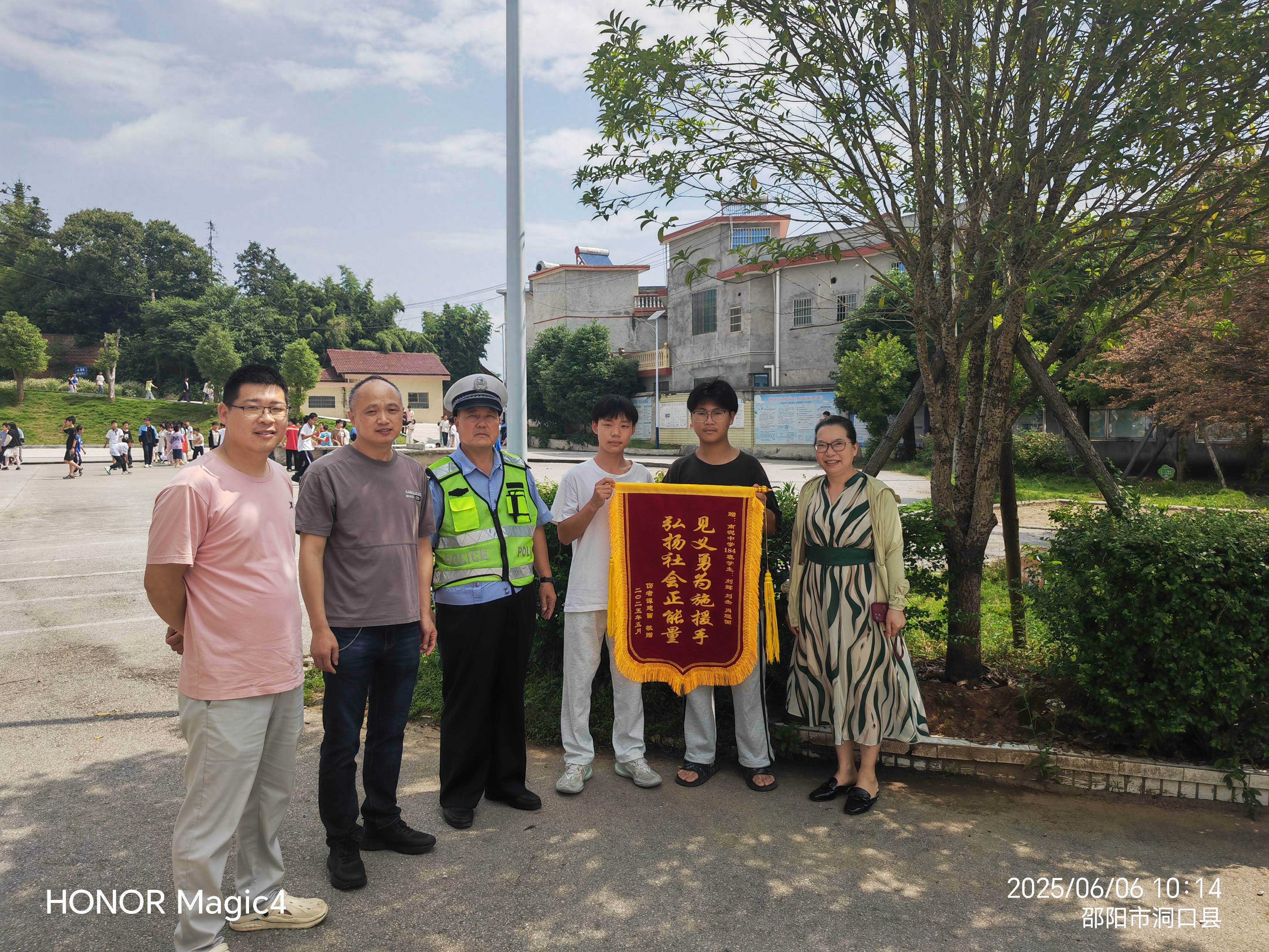 2025年5月31日晚,洞口县高沙镇竹城路青云村路段,南泥中学184班学生