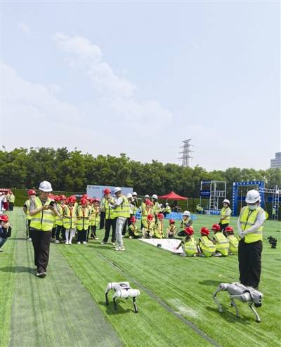 科技教师开展“科创课” 带着机器人到工地教学