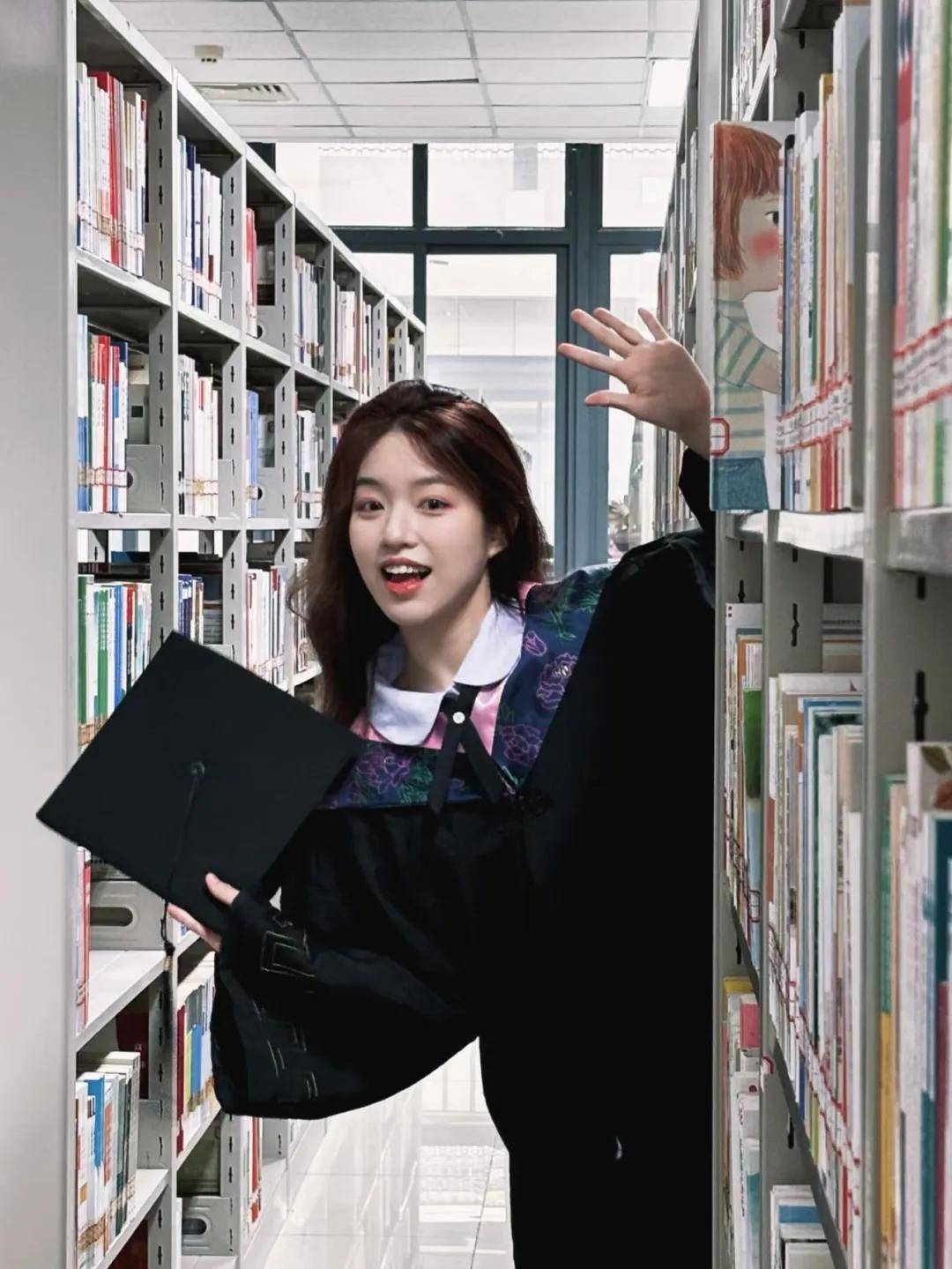 10个学士服拍照动作,真实但惊艳,是学姐呀