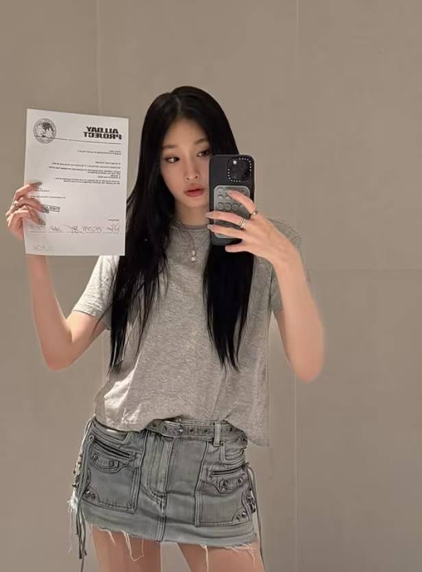 韩国财阀三代勇闯KPOP,新世界集团外孙女文徐允混声组合出道 插图2 韩国财阀三代勇闯KPOP,新世界集团外孙女文徐允混声组合出道 插图2
