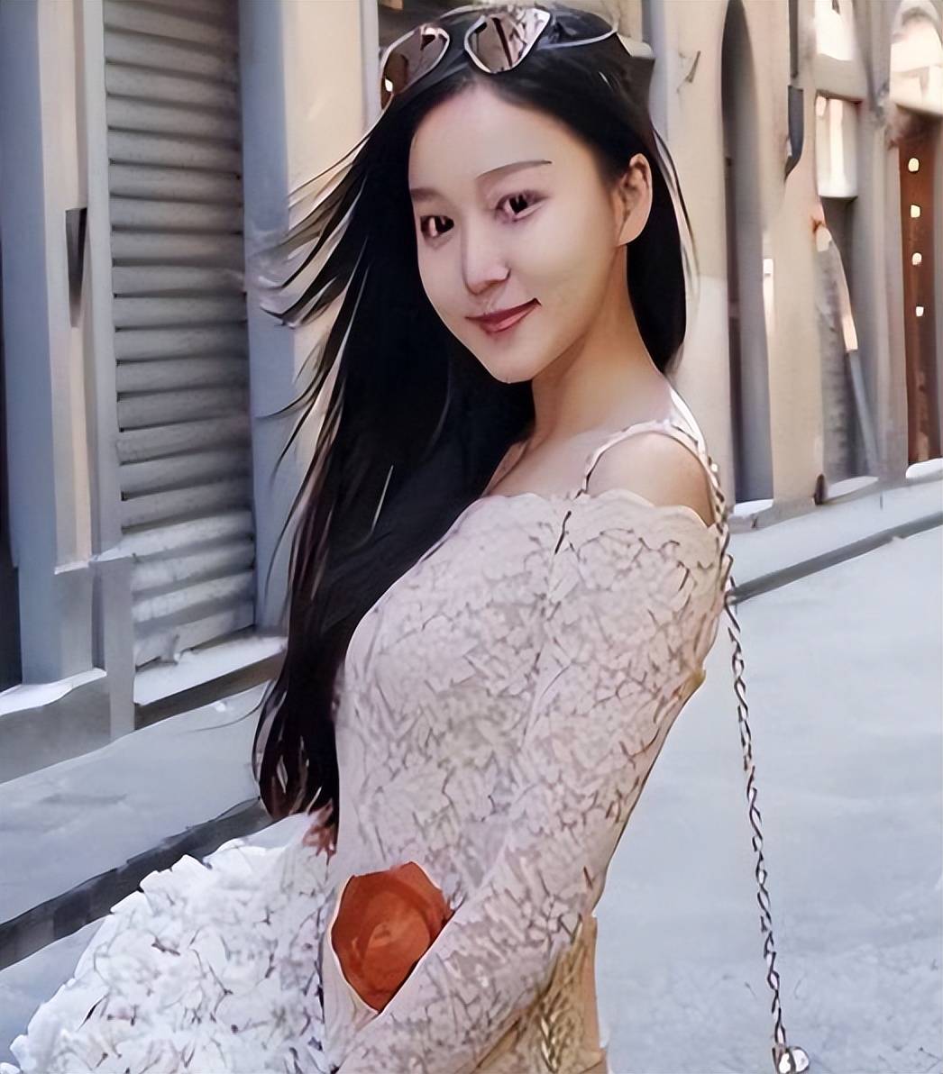 夏露马龙同框,穿细吊带大秀好身材,皮肤白皙透亮,画面实在吸睛