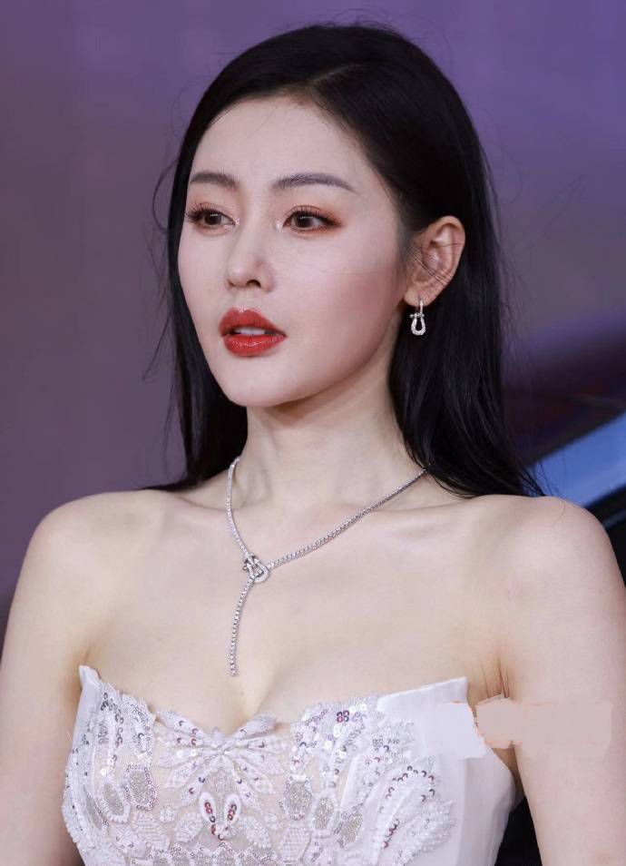 张天爱最新服饰写真曝光,如天鹅般优雅迷人,光彩照人尽显高贵魅力