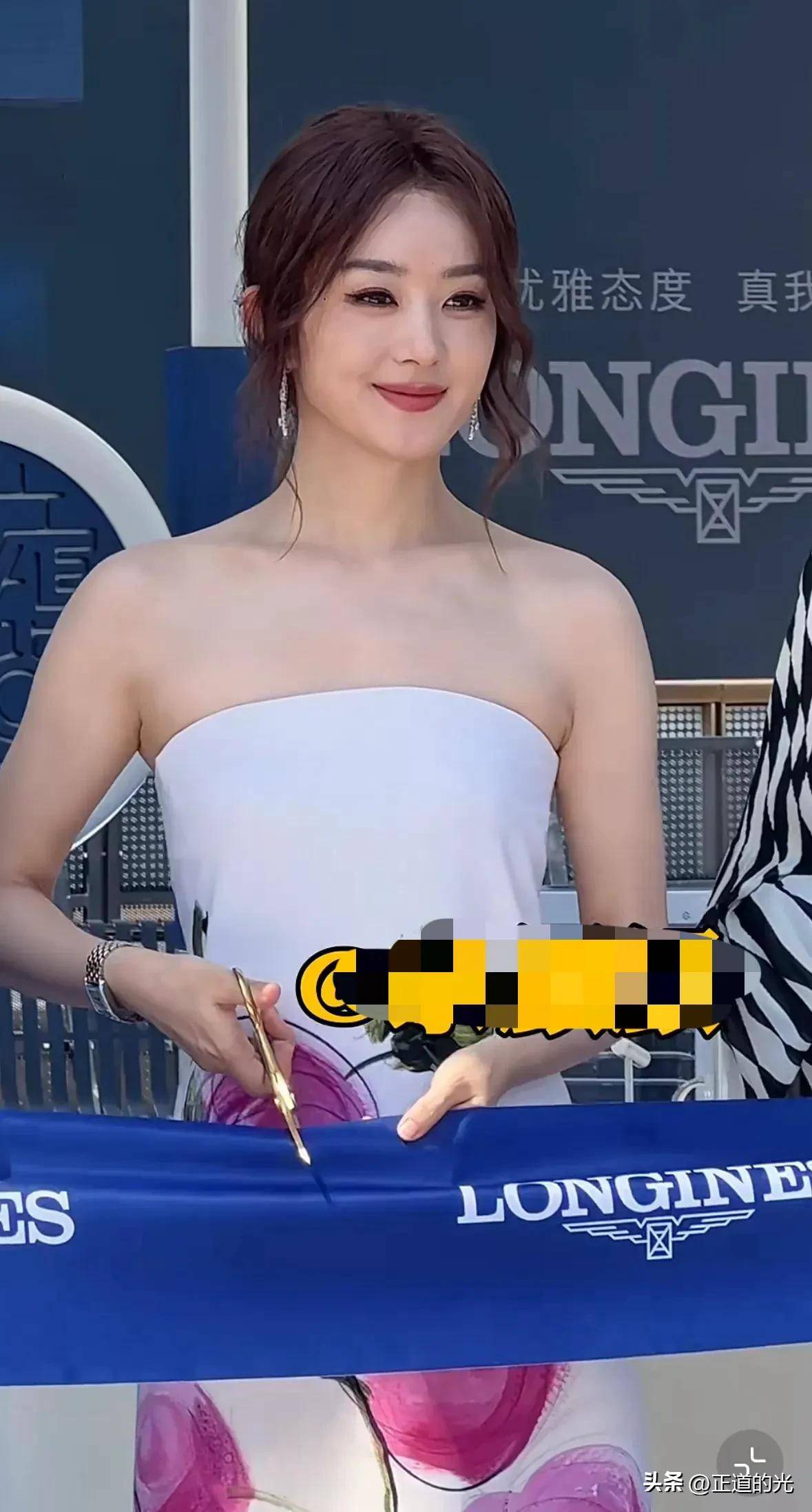 原创赵丽颖被粉丝喷丑衣服像床单浴巾一脸不开心鞋子大半截腋下有赘肉