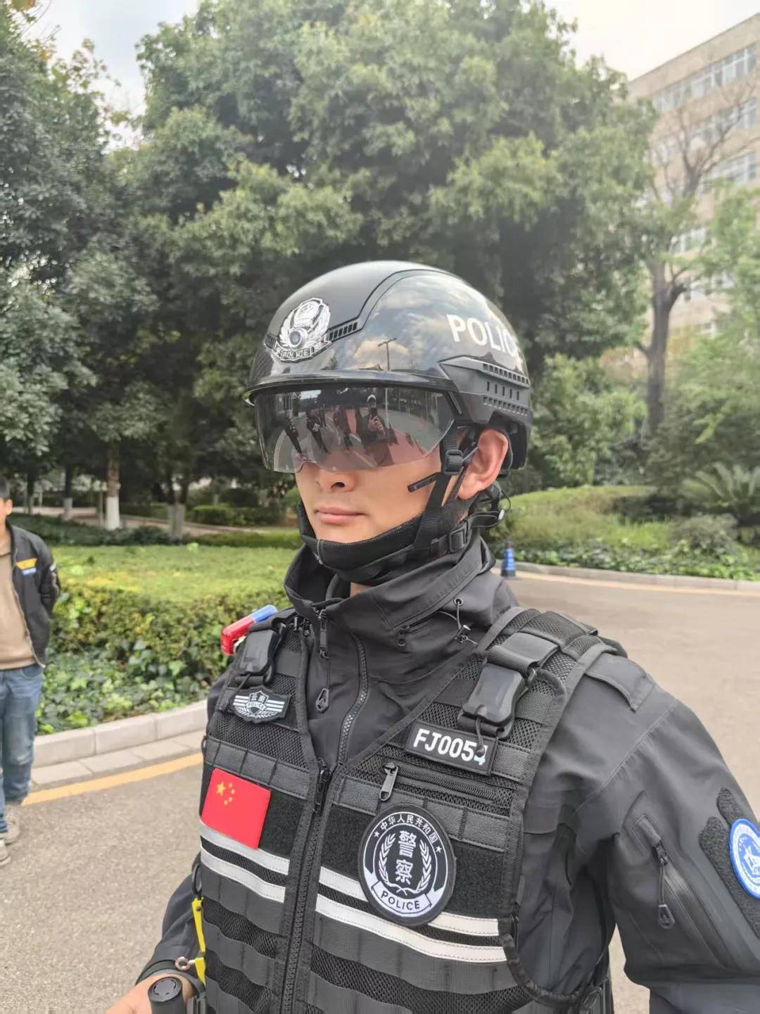 多警种全域适配:光启智能头盔打造移动警务"超级战警"