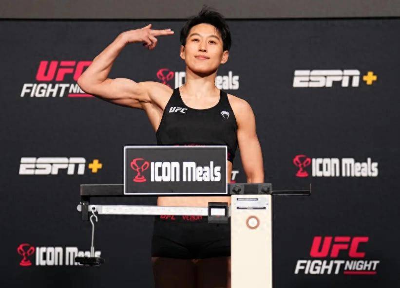 王聪强势晋级UFC前十五，现场挑战张伟丽老对手安德拉德