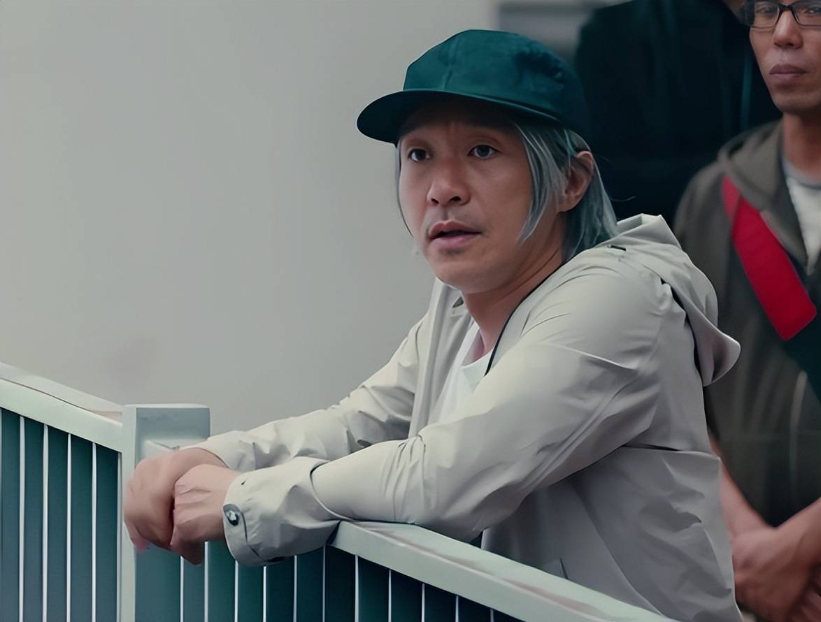 成龙老了,李连杰老了,周星驰也老了,而69岁的他看起来却像39岁