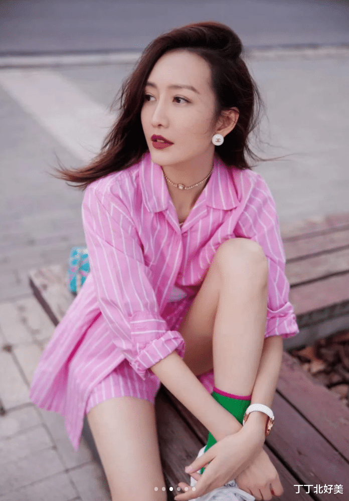 王鸥当妈后风格大变,条纹衬衫短裤配小白鞋,41岁美得惊艳!