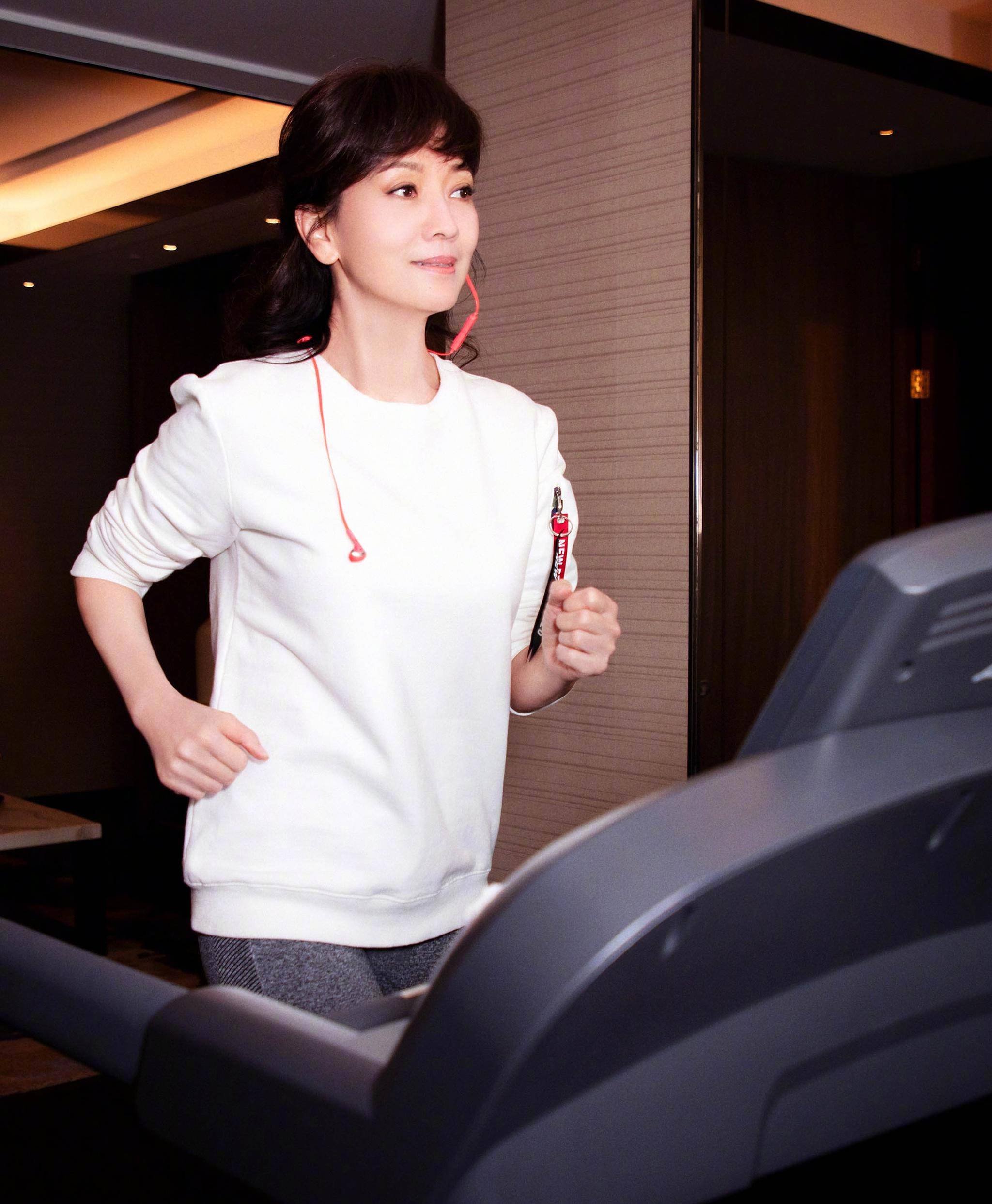 赵雅芝真实颜值曝光,眼角细纹显现,皮肤略松弛,但依然秒杀同龄人!