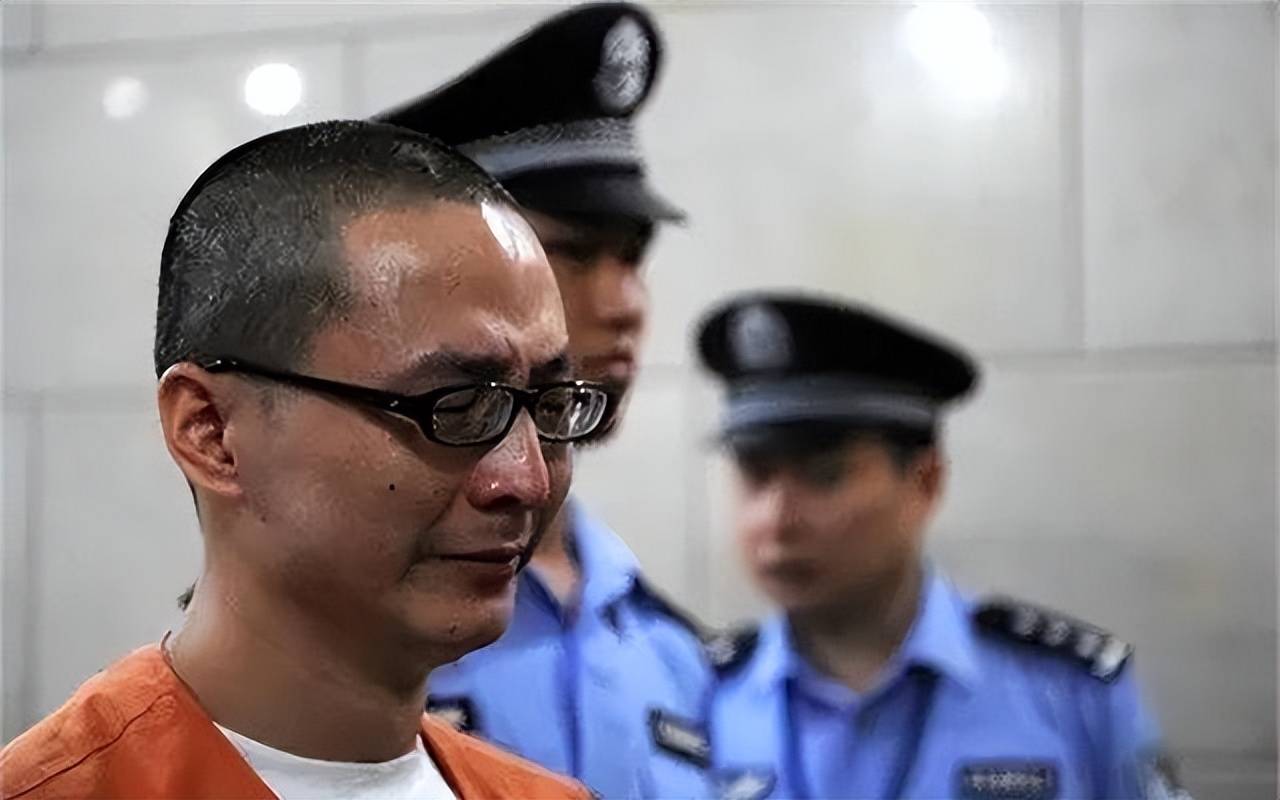 死刑执行现场：当犯人突然回头质问法警的那一刻，老法警当场崩溃_死亡_内心_射击