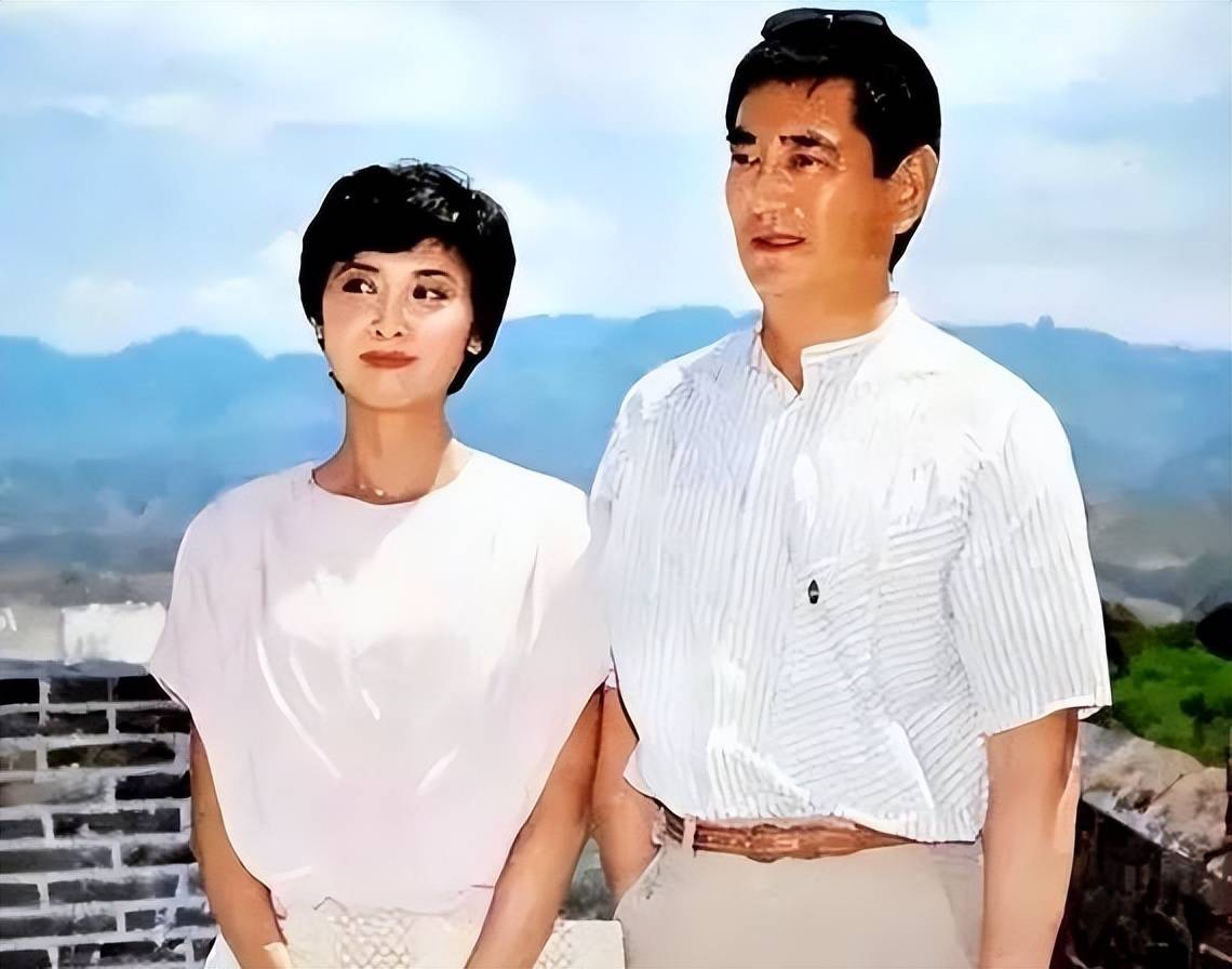 高仓健:65岁起和小32岁保姆一起生活,40亿日元的遗产也都给了她