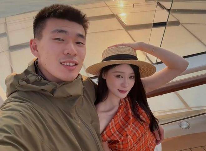 范志毅女儿与申花门将马镇的海上甜蜜约会，异地恋的幸福瞬间